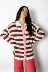 Camisa de algodón con rayas tejidas horizontales en tonos marrón chocolate y crudo. Presenta cuello y cierre frontal con botones.
