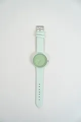 Reloj de pulsera color verde menta, con caja redonda y correa de silicona.