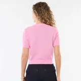 Sweater de punto color rosa, de manga corta y cuello en V. Presenta un cierre frontal con botones decorativos en forma de estrella de mar dorada.