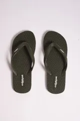 Ojotas de hombre con base calada, tiras de goma y detalle de logo en relieve.