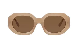 Lentes de sol con armazón de acetato en tono beige traslúcido y cristales marrones, con diseño de marco grueso y forma geométrica redondeada.