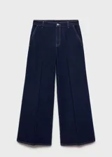 Pantalón de jean estilo wideleg con tiro alto, cierre frontal de cremallera y botón, trabillas para cinturón y bolsillos laterales.