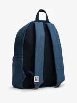 Mochila de Tommy Jeans confeccionada en tejido denim de algodón, con diseño curvo, compartimento principal con cierre de cremallera, bolsillo frontal con cierre y parche con el logo de la marca en la parte superior.
