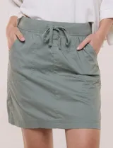 Falda skort corta verde militar de popelina con cintura elástica con cordón de ajuste y bolsillos delanteros.