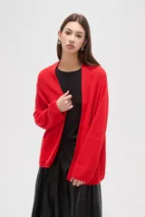 Saco de punto abierto, color rojo, con mangas largas holgadas y diseño de corte amplio.