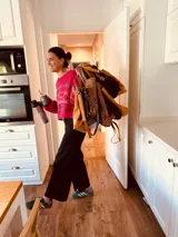 Sweater fucsia de hilado semi metálico con bordados y mangas oversized. Diseño con patrón de bordados.