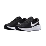 Championes de running Nike modelo Revolution 8, color negro con suela blanca y logo lateral en blanco. Confeccionados en malla transpirable para mayor comodidad.