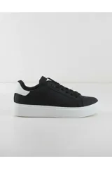 Champion de plataforma color blanco, con cordones al tono y detalle metálico plateado en la lengüeta y el talón.