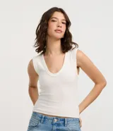 Blusa básica sin mangas marca Blue Steel, color blanco, con escote en V y textura acanalada.