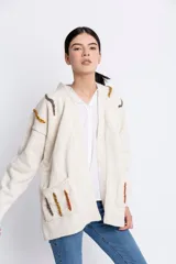 Cardigan tejido de lana color crudo con bordados ondulados en la espalda y bolsillos frontales.