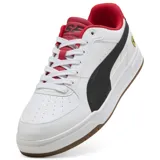 Championes Puma modelo Caven III en colaboración con Ferrari. Diseño de corte bajo en color blanco con detalles en negro y rojo, logo de Ferrari en el lateral y suela de goma color caramelo.