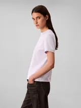 Remera de algodón regenerativo color lila, de corte clásico y manga corta, con cuello redondo y el logo de Calvin Klein Jeans estampado en el pecho.
