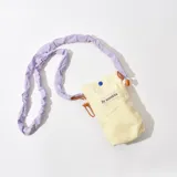 Porta celular amarillo de pana con correa de tela lila.