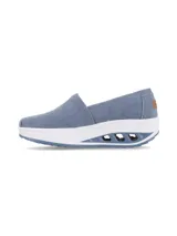 Slip On Hush Puppies modelo Angelo Denim, color celeste, con capellada de tela canvas y suela alta de goma blanca con cámara de aire.