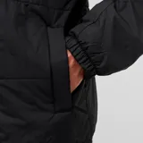 Campera puffer negra con cuello alto, cierre frontal y bolsillos laterales. Logo de The North Face bordado en el pecho.
