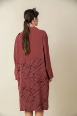 Túnica color almendra con estampado geométrico en negro, de corte oversize, con cuello camisero y mangas 3/4.