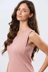 Musculosa de algodón color beige, de corte clásico con cuello redondo y diseño liso.