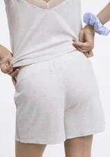 Short de pijama de rib color gris melange, con cintura elástica y detalle de encaje en los laterales.