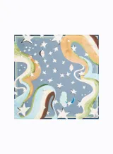 PaSuelo cuadrado de material sintético con estampado de estrellas y diseños orgánicos multicolores sobre fondo celeste, con acabado de dobladillo fino y detalle de marco estampado en los extremos.