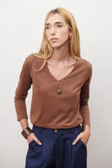 Remera de manga larga con escote en V, confeccionada en algodón de doble capa con textura suave y ajuste al cuerpo.