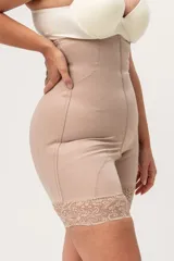 Body modelador color piel, con breteles desmontables, terminación de puntilla en pierna con efecto antideslizante y refuerzos laterales. Ideal para post-lipoaspiración o para modelar la figura.