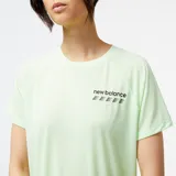Remera deportiva verde claro de dama, marca New Balance, con logo estampado en el pecho.