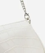 Cartera baguette color marrón con textura croco, asa corta y cadena larga dorada.