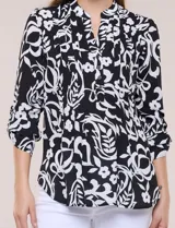 Blusa Zac & Rachel de gasa estampada con patrón multicolor, cuello mao con escote en V y botones frontales. Cuenta con detalles plisados en el frente y mangas largas con sistema para ajustar.