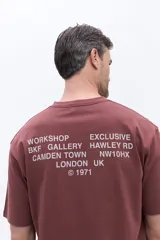 Remera de manga corta color bordó con cuello redondo y estampa tipográfica en la espalda.