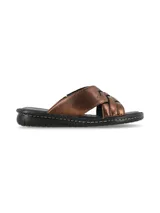 Sandalia Brigitte de cuero metalizado color cobre, con tiras cruzadas y elástico oculto, plantilla acolchonada de cuero y suela de poliuretano. Diseñada en colaboración con Relaxshoe Italia.