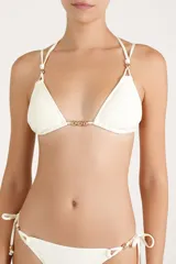 Top de bikini triangular color crema con doble bretel y detalles de esferas metálicas doradas en el centro y en los tirantes.