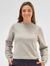 Sweater de punto color gris claro, con cuello redondo a la base y mangas largas.