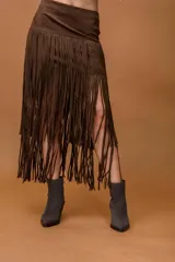 Falda midi de gamuza color marrón, con diseño de flecos largos en toda la parte inferior que aportan movimiento y estilo boho.