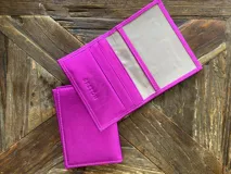 Tarjetero de cuero vacuno color dorado, con ranuras para tarjetas y bolsillo exterior en la parte trasera. Marca Bretoni.