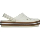 Zueco Crocs modelo Crocband con diseño deportivo, confeccionado en espuma Croslite color crema. Presenta una banda lateral en color caramelo con una línea blanca, correa pivotante en el talón y perforaciones en la parte superior para ventilación.