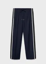 Pantalon de vestir de corte recto y tiro medio, color azul marino. Presenta cintura elástica con lazo ajustable y una raya lateral en contraste de color blanco.