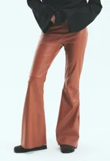 Pantalón de tiro alto confeccionado en ecocuero con textura de efecto croco. Presenta un corte semi oxford con un recorte horizontal sobre la rodilla y cierre invisible en el lateral.