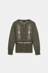 Chaqueta de punto color verde oliva con cuello redondo y manga larga. Presenta un diseño de rombos en la parte superior, cierre frontal con botones y un cinturón integrado en la cintura. Los puños y el ruedo cuentan con acabado en rib.