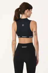 Top deportivo negro con cuello alto, sin mangas y logo retro BASSET 2001 estampado en el frente.