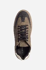 Zapatillas casuales color marrón con detalles en negro y blanco. Confeccionadas en cuero, con suela de goma y logo en grifa de cuero.