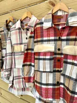 Sobre camisa a cuadros con bolsillos frontales con solapa en cuero.