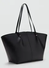 Bolso tipo shopper de efecto piel, con doble asa de hombro, cierre de botón magnético y bolsillo interior con cremallera.