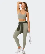Top deportivo Fabletics de bajo impacto color verde militar, con escote redondo y tirantes finos dobles cruzados en la espalda.