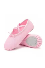 Zapatillas de ballet negras con elásticos cruzados sobre el empeine y cordón de ajuste frontal.