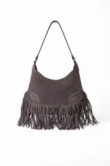 Cartera tipo hobo color gris oscuro, con flecos largos en la parte inferior y detalles de tachas plateadas. Tiene una correa ajustable para el hombro.