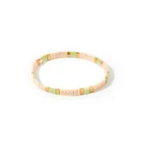 Pulsera elástica de cuentas cuadradas de cerámica color rosa pálido, con detalles en verde claro y dorado.