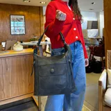 Cartera color crema con apertura superior con doble cierre, bolsillo frontal con tapa con broche magnético y cierre, bolsillos internos y laterales con cierre. Incluye correa larga regulable y desmontable.