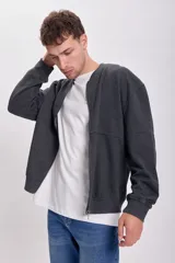 Campera deportiva gris oscuro de corte bomber con cierre frontal y cuello redondo. Confeccionada en tejido de punto con efecto lavado.
