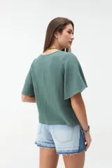 Blusa negra de manga corta con escote en V y diseño amplio y ligero.