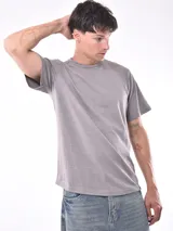 Remera de corte regular, color gris con textura jaspeada, de manga corta y cuello redondo.
